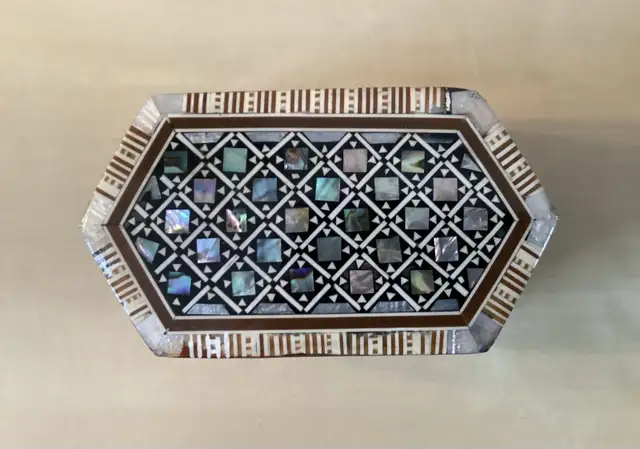 Small Abalone & Mother of Pearl Inlaid Wood Jewelry Keepsake Box in Home Décor & Accents in West Island - Image 3