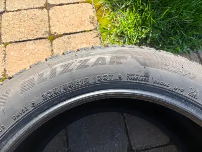 4 pneus d'hiver Blizzak 235/55R18 T100 pratiquement neufs. Ils n'ont été utilisés qu'une seule hiver...