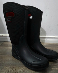 NEW  Winter Boots -   Junior Size 4 or Women size 6