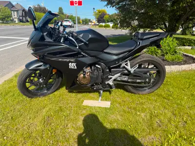 Honda CBR 500 2016 comme neuf. Deuxième propriétaire féminin.