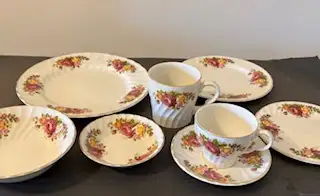 Porcelaine antique 32 pièces, View more
