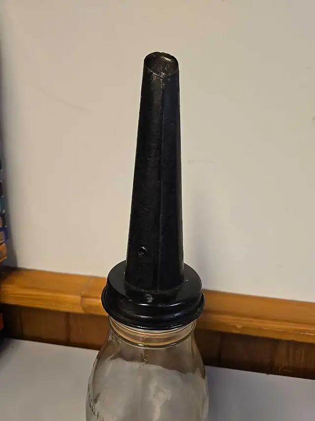 Imperial Quart Motor Oil Bottle Antique Gas & Oil in Arts & Collectibles in St. Catharines - Image 7