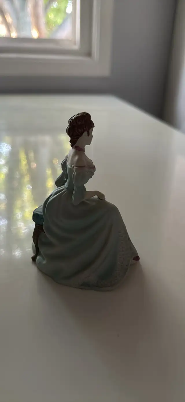 Coalport Porcelain Figurine Beau Monde     Beatrice in Arts & Collectibles in London - Image 4