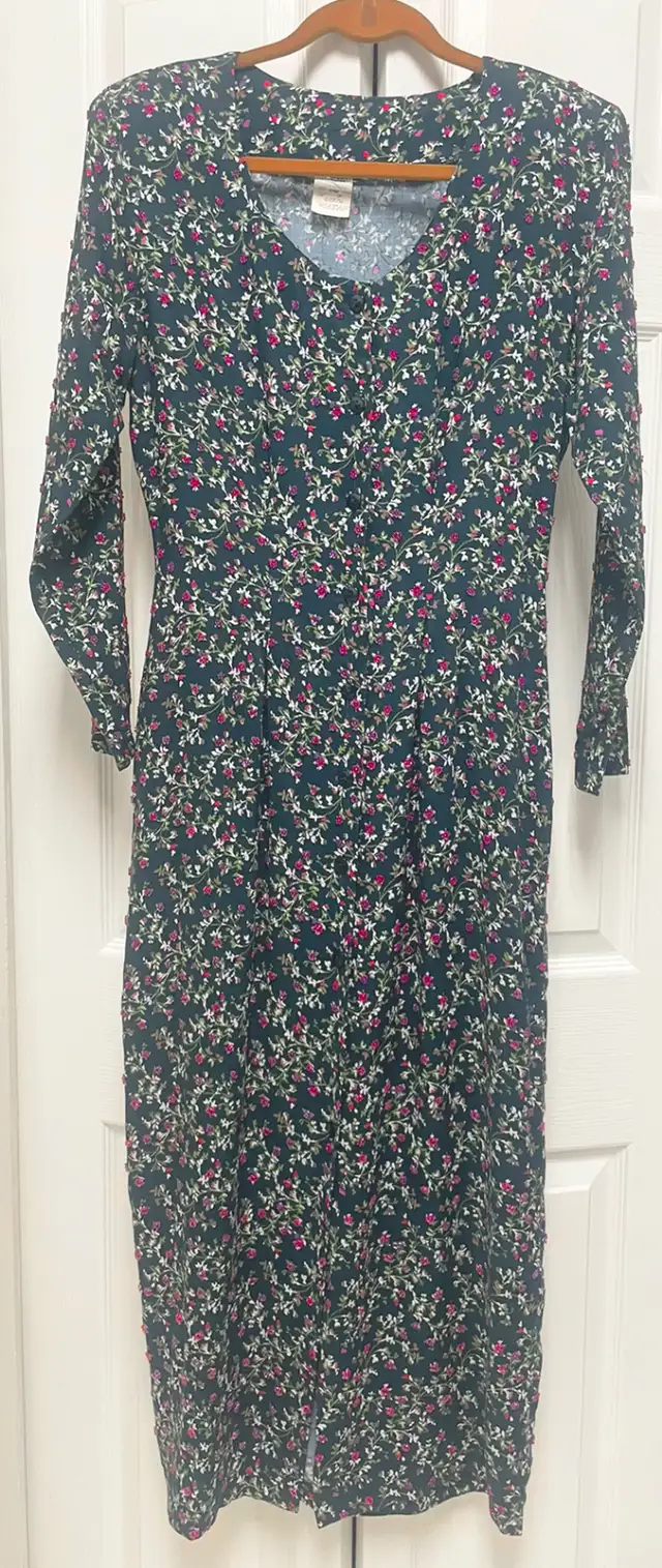 Beaded Floral Print Dress, size 7 in Women's - Dresses & Skirts in Delta/Surrey/Langley - Image 3