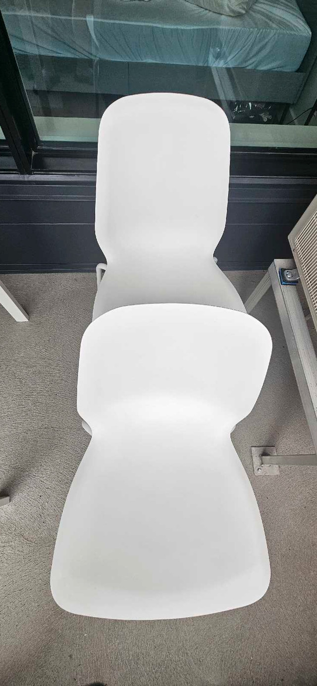 Dining table with 2 chairs in Dining Tables & Sets in City of Montréal - Image 4