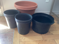 1 gros pot 1pot noir moyen 10 pots noirs pour plantes le lot 35$