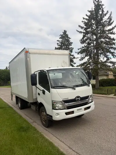 Reliable truck with liftgate and backup camera, in excellent condition. -253,000 km -6 speed transmi...