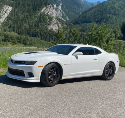 RARE FIND 2014 Camaro SS 6.2L V8 Mint Condition W LOW KMS  