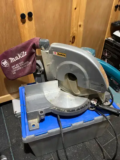 Makita Mitre saw in great shape. Used for home projects until I upgraded to a sliding mitre. Comes w...