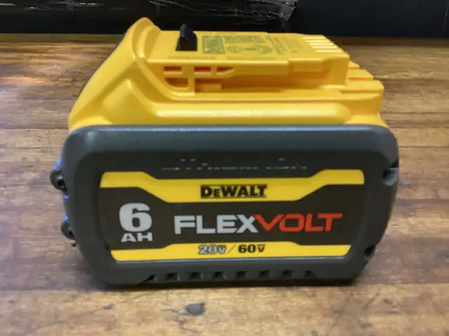 DEWALT 20v MAX/60v MAX FLEXVOLT 6.0 AH BATTERY in Power Tools in Barrie - Image 3