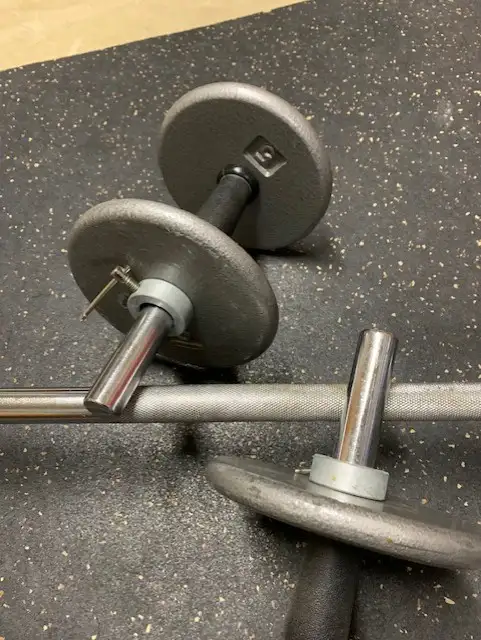 140 pound Weight Set - w/ barbell and dumbells in Exercise Equipment in Calgary - Image 4