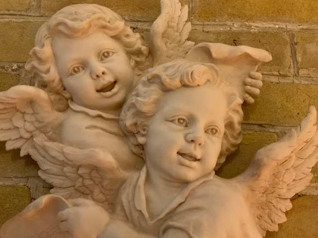 LARGE CHERUB WALL HANGING in Home Décor & Accents in London - Image 2