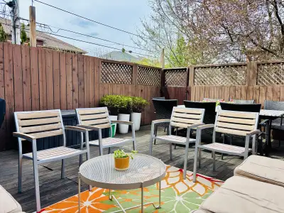 Deux chaises de patio En aluminium et bois En parfaite condition 80$ chaque Deux patio chairs Alumin...