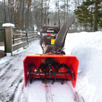 Équipement de manutention de neige automoteur