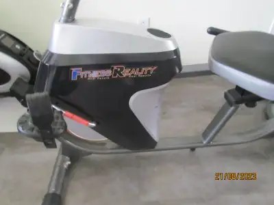 DEUXIÈME BAISSE DE PRIX. NOUVEAU PRIX Parfait pour vous remettre en forme avant l'été. Vélo stationn...