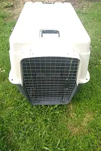 Large dog crate / dog carrier / dog kennel