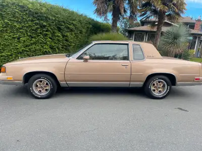 1988 Oldsmobile Cutlass Supreme Brougham Classic 133,000 original km. 307 olds v8 with rebuilt 200R4...