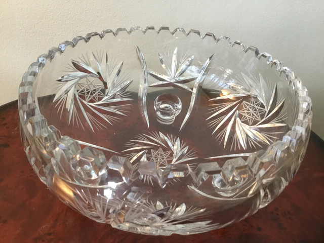 Pinwheel Crystal Bowl with Legs in Kitchen & Dining Wares in City of Toronto - Image 3