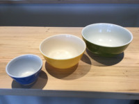 Vintage Pyrex coloured bowls