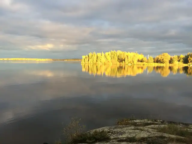 Cabins for rent in the North Whiteshell along the Winnipeg River in Manitoba in Canada - Image 8