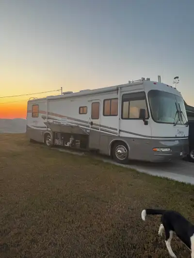 This pre-owned 2002 Triple E Signature motorhome offers a comfortable and well-maintained living spa...