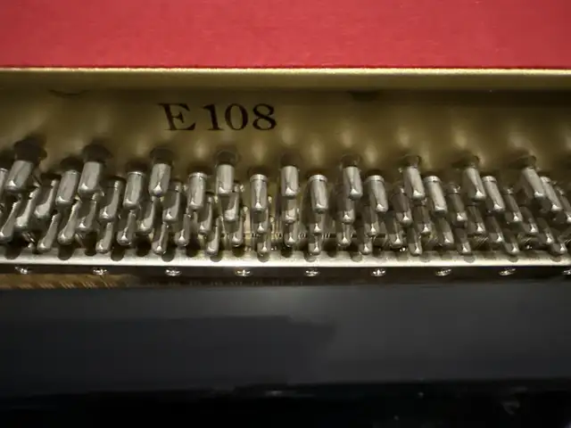 Yamaha E108 Piano in Pianos & Keyboards in City of Montréal - Image 5