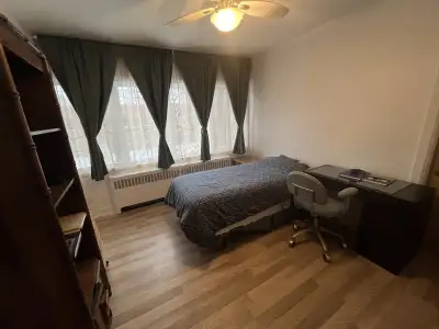 Belle chambre à louer dans un presbytère catholique dans le quartier Ahuntsic à Montréal. Accès à un...