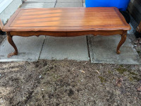 Table de salon entièrement en bois