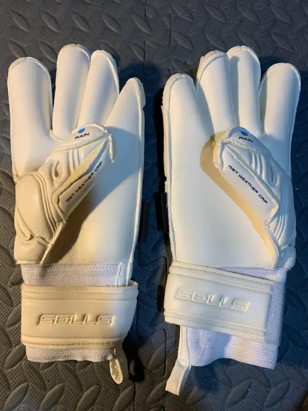 2010 Sells Soccer Goalkeeper Gloves Size 7 Never Used in Soccer in Mississauga / Peel Region - Image 3