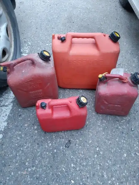 4 different size jerry cans62863265358978126