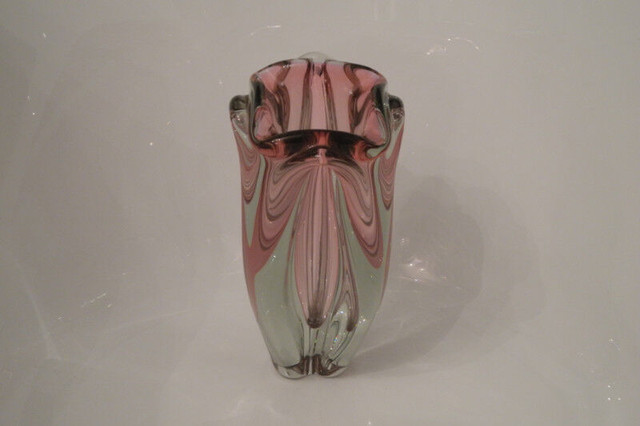 Vases, plats et cendriers en verre soufflé rose - 30$ à 100$ dans Art et objets de collection  à Ville de Montréal - Image 3
