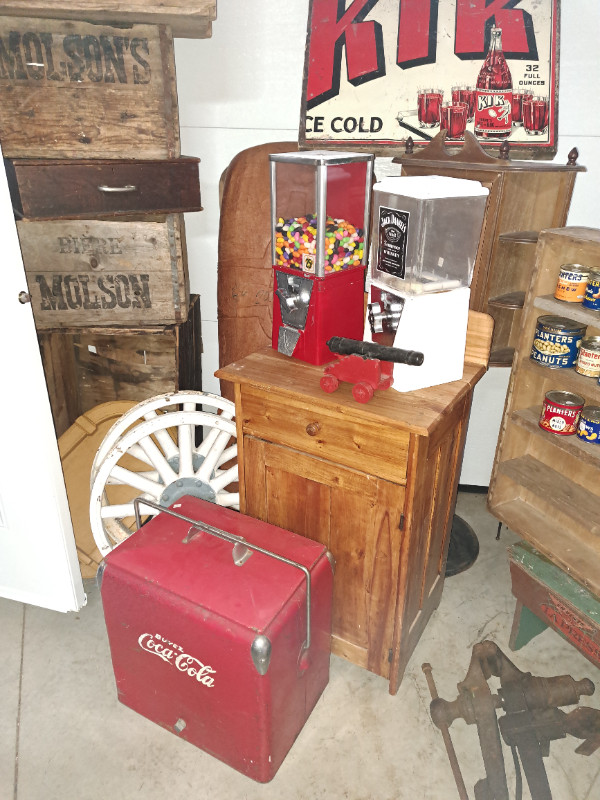 Glacière et horloge Pepsi, chaise haute, lampe, pancarte in Arts & Collectibles in Shawinigan