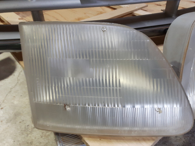 1998 Ford truck chrome grill and headlight modules in Auto Body Parts in Kawartha Lakes - Image 3