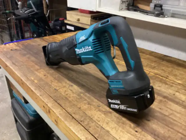 MAKITA LXT 18v BRUSHLESS 2 - SPEED SAWZALL and 4.0 AH BATTERY in Power Tools in Barrie - Image 5
