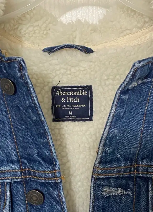 Abercrombie & Fitch Sherpa-Lined Trucker Denim Jacket in Men's in Mississauga / Peel Region - Image 9