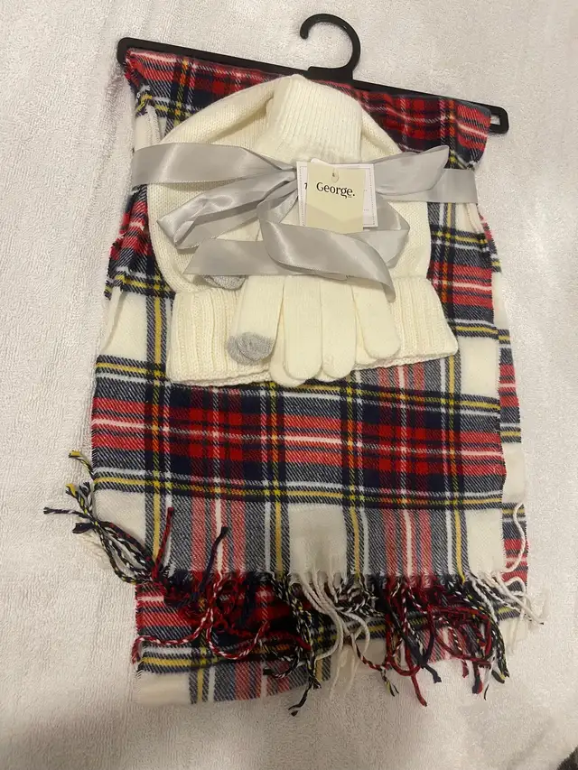 Red 3 pc Gift Set (Scarf, Hat, mittens) in Women's - Other in Oshawa / Durham Region - Image 2