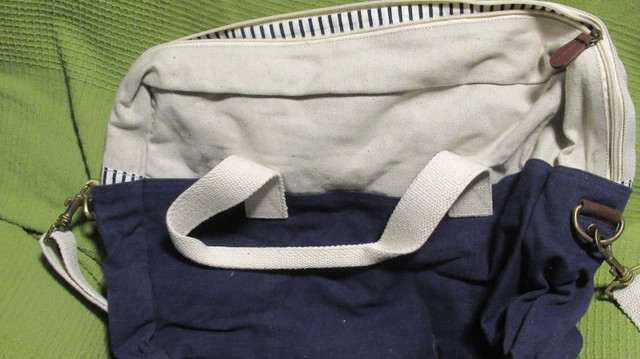 Duffle Bags - REDUCED PRICE in Women's - Bags & Wallets in Gatineau - Image 2