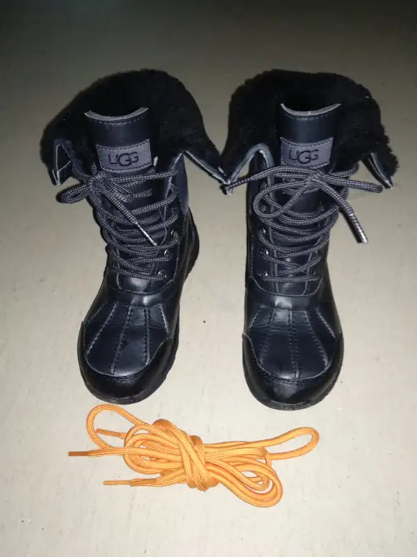 UGG winter boots size 1 US in Kids & Youth in Markham / York Region - Image 5