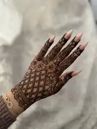 Henna artist 