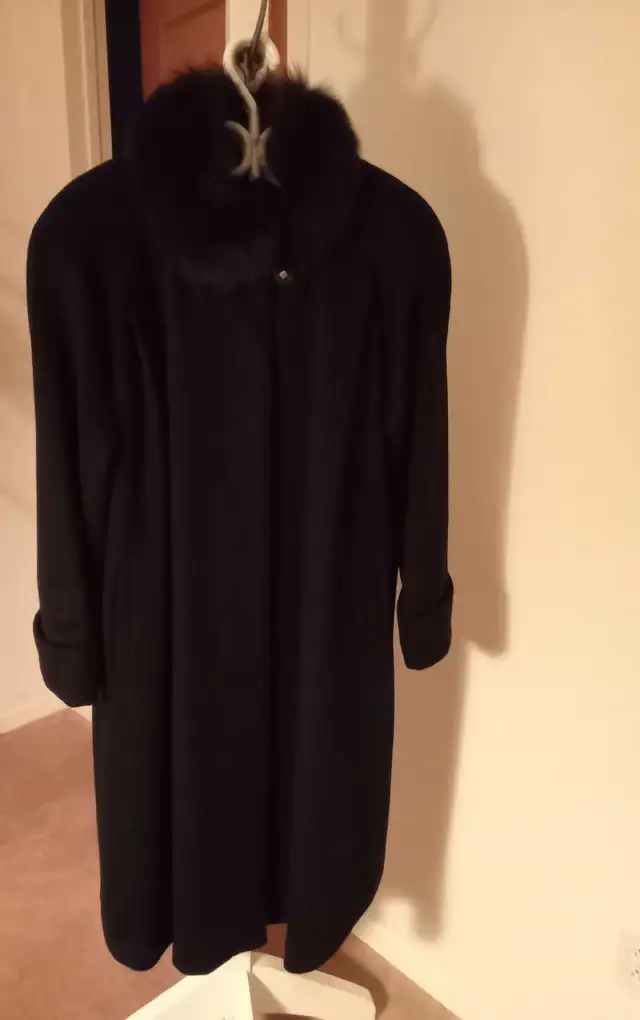 manteau d'hiver long femmes vintage en laine collet fourrure in Women's - Tops & Outerwear in Laval / North Shore - Image 3