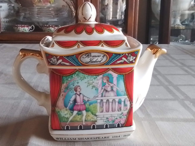 PORCELAIN CHINA - WADE ENGLISH COUNTRY TEAPOT - PUB in Arts & Collectibles in City of Toronto - Image 4