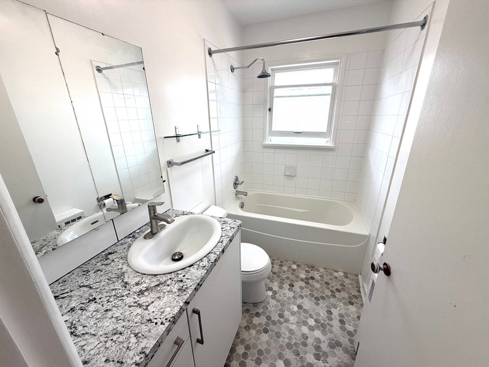2 bedroom City view East Hill walk in Townhouse for rent 3