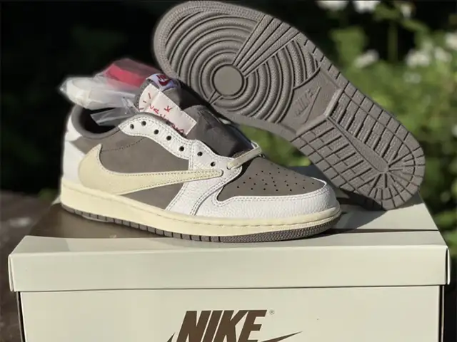 Jordan 1 Retro Low SP Travis Scott Reverse Mocha  in Men's Shoes in Mississauga / Peel Region - Image 4