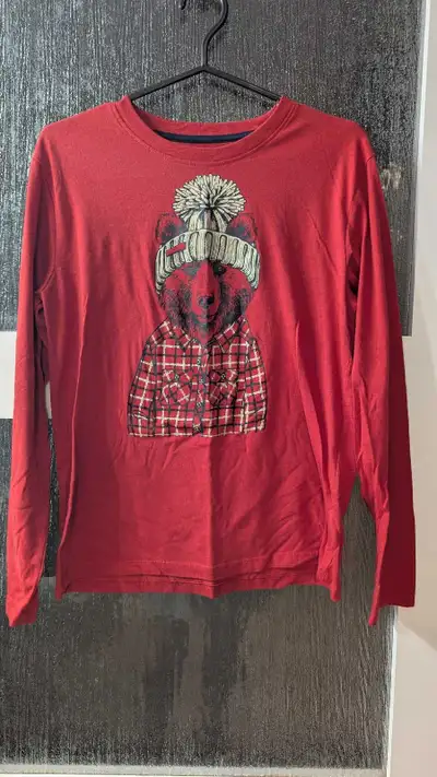 4$ chandail rouge  garçon  16 ans  excellent état Candiac J5R, View more