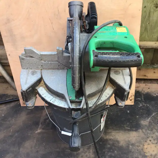 Hitachi C10FCH2 15-Amp 10-Inch Laser Compound Miter Saw in Power Tools in Oakville / Halton Region - Image 2