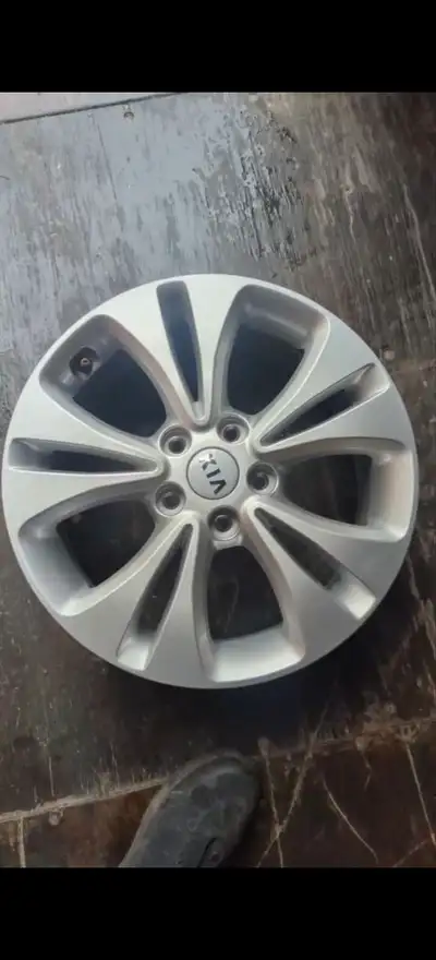 OEM Kia alloy wheels – set of 4 Size: R17 Center bore: 67.1 Offset: ET51 Condition: used, excellent...