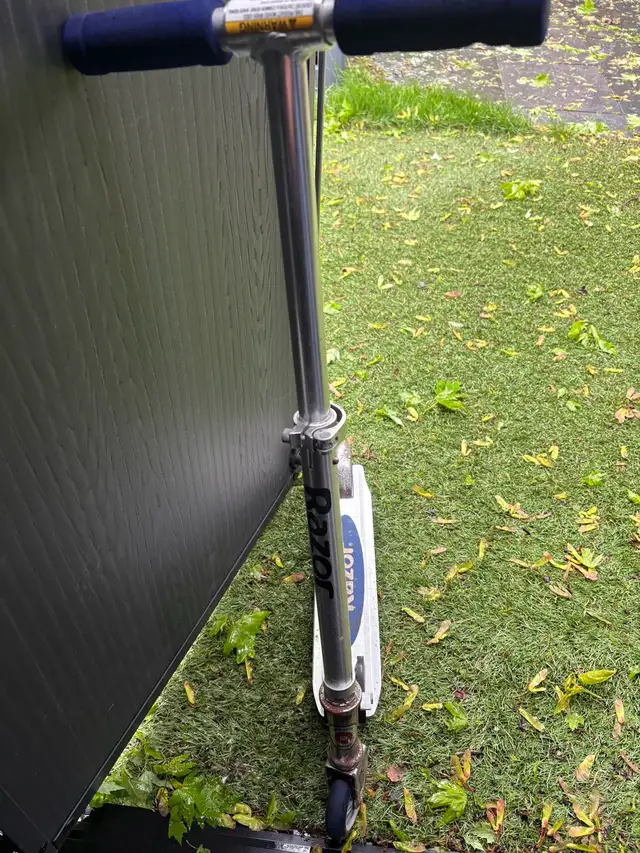 Razor Kick Scooter - Blue in Scooters & Pocket Bikes in Markham / York Region - Image 3