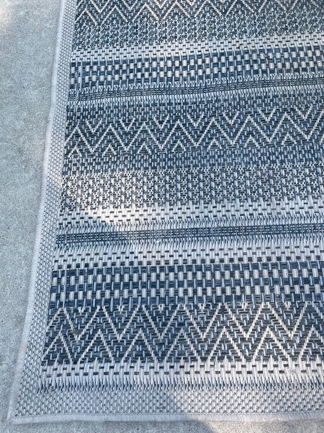7x10 outdoor fabric rug blue & white  in Outdoor Décor in Mississauga / Peel Region - Image 2