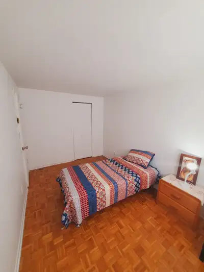 Située dans un logement tranquille, idéal pour étudiant(e), stagiaire ou jeune professionnel(le). In...