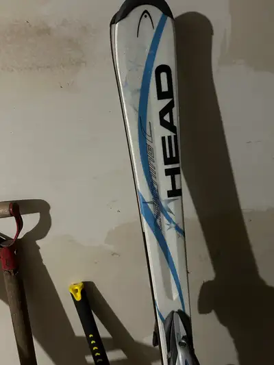 Ensemble bottes et ski très très bonne conditions …